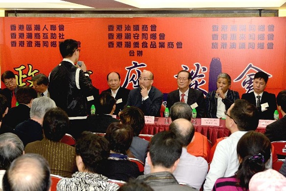 Mr Tam (fourth right) exchanges views with participants at the seminar.