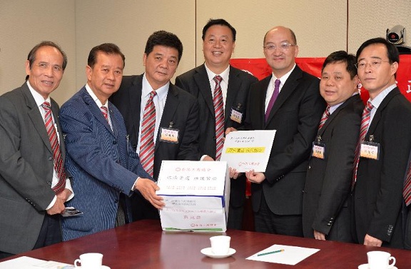 Mr Tam (third right) receives the submissions on constitutional development by the HKICA.