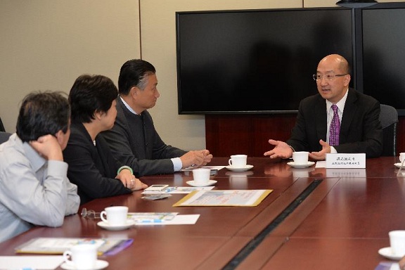 The Secretary for Constitutional and Mainland Affairs, Mr Raymond Tam (right), meets with the Kowloon Federation of Associations to exchange views with participants on the "Consultation Document on the Methods for Selecting the Chief Executive in 2017 and for Forming the Legislative Council in 2016" today (April 15).