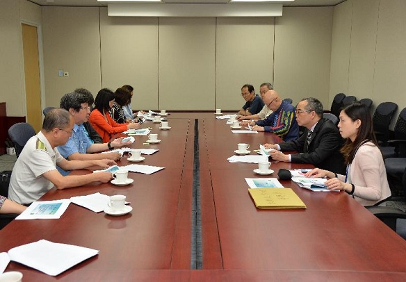 The Under Secretary for Constitutional and Mainland Affairs, Mr Lau Kong-wah (second right), meets with the Voice of Loving Hong Kong this afternoon (April 22) to listen to the views of the participants on the "Consultation Document on the Methods for Selecting the Chief Executive in 2017 and for Forming the Legislative Council in 2016".