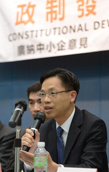 Mr Leung speaks at the consultation session.