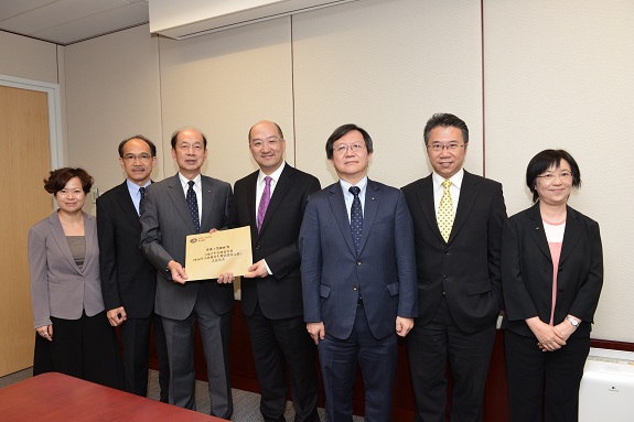 Mr Tam (centre) receives the submission on constitutional development by the Federation of Hong Kong Industries.