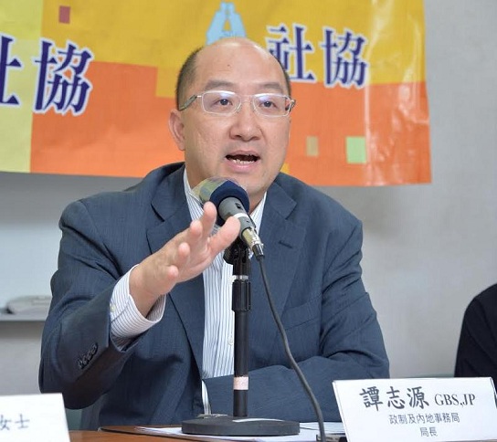 The Secretary for Constitutional and Mainland Affairs, Mr Raymond Tam, and the Political Assistant to Secretary for Labour and Welfare, Ms Jade Lai, attend a constitutional development forum organised by the Hong Kong Social Workers Association to exchange views with participants on the "Consultation Document on the Methods for Selecting the Chief Executive in 2017 and for Forming the Legislative Council in 2016" this morning (April 26). Mr Tam speaks at the forum.