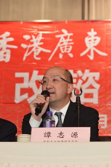 The Secretary for Justice, Mr Rimsky Yuen, SC, and the Secretary for Constitutional and Mainland Affairs, Mr Raymond Tam, attended a forum organised by the Federation of Hong Kong Guangdong Community Organisations to exchange views with participants on the "Consultation Document on the Methods for Selecting the Chief Executive in 2017 and for Forming the Legislative Council in 2016" today (April 28). Photo shows Mr Tam speaking at the forum.