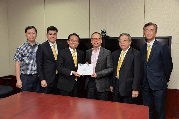 Mr Lau (third right) receives the Hong Kong Electronic Industries Association''s submission on constitutional development.