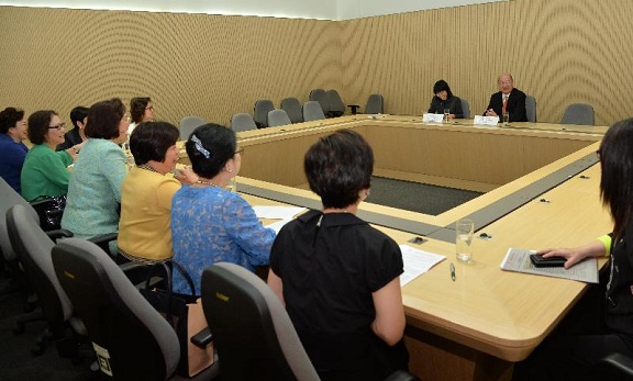 The Secretary for Constitutional and Mainland Affairs, Mr Raymond Tam, meets with members of the All-China Women''s Federation Hong Kong Delegates Association to exchange views on the "Consultation Document on the Methods for Selecting the Chief Executive in 2017 and for Forming the Legislative Council in 2016" this morning (April 29).