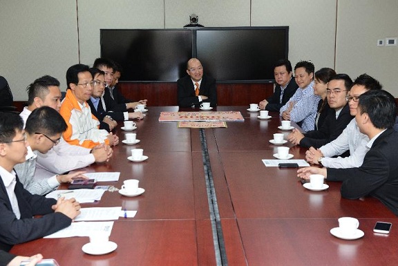 The Secretary for Constitutional and Mainland Affairs, Mr Raymond Tam (centre), meets members of the New Territories Association of Societies to exchange views on the "Consultation Document on the Methods for Selecting the Chief Executive in 2017 and for Forming the Legislative Council in 2016" this afternoon (April 29).