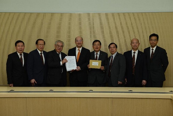 Mr Tam (fourth left) receives the Hong Kong Chinese Importers'' and Exporters'' Association''s and its members'' submissions on constitutional development.