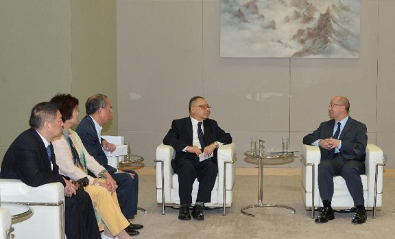 The Secretary for Constitutional and Mainland Affairs, Mr Raymond Tam (right), meets with members of the Hong Kong Federation of Overseas Chinese Associations to exchange views on the "Consultation Document on the Methods for Selecting the Chief Executive in 2017 and for Forming the Legislative Council in 2016" this morning (April 30).