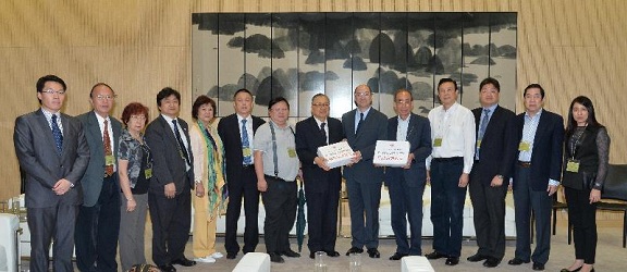Mr Tam (sixth right) receives submissions on constitutional development from the Hong Kong Federation of Overseas Chinese Associations.