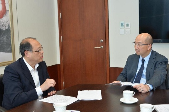 The Secretary for Constitutional and Mainland Affairs, Mr Raymond Tam (right), meets with Legislative Councillor Dr Lam Tai-fai to exchange views on the "Consultation Document on the Methods for Selecting the Chief Executive in 2017 and for Forming the Legislative Council in 2016" today (April 30).