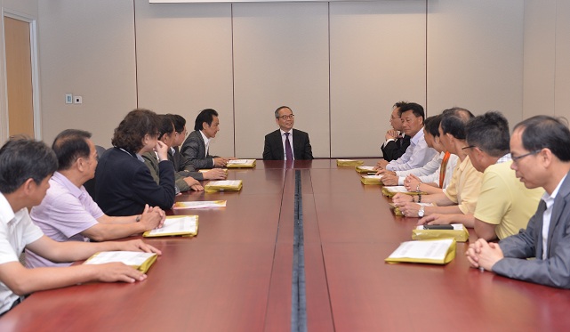 The Under Secretary for Constitutional and Mainland Affairs, Mr Lau Kong-wah (centre), met members of the Federation of Hong Kong Shenzhen Associations to exchange views on the "Consultation Document on the Methods for Selecting the Chief Executive in 2017 and for Forming the Legislative Council in 2016" this morning (May 2).