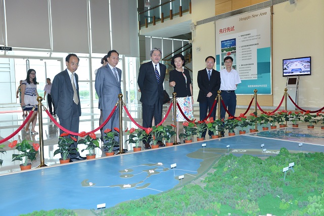 Mr Tsang (fourth right) visits Hengqin Planning Exhibition Hall to learn more about the development of Hengqin New Area. Joining him is the Mayor of the Zhuhai Municipal Government, Mr He Ningka (fifth right).
