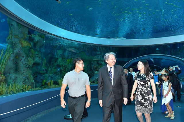 Mr Tsang (second left) visits a holiday resort in Hengqin in the afternoon.