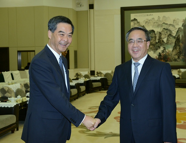 The Chief Executive, Mr C Y Leung, led the Hong Kong Special Administrative Region delegation to attend the 17th Plenary of the Hong Kong/Guangdong Co-operation Joint Conference in Guangzhou this morning (November 6). Picture shows Mr Leung (left) shaking hands with the Secretary of the Guangdong Provincial Committee of the CPC, Mr Hu Chunhua (right), at a meeting before the Plenary.