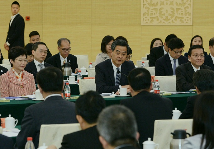 梁振英（前排中）在粵港合作聯席會議第十七次會議上作開場發言。