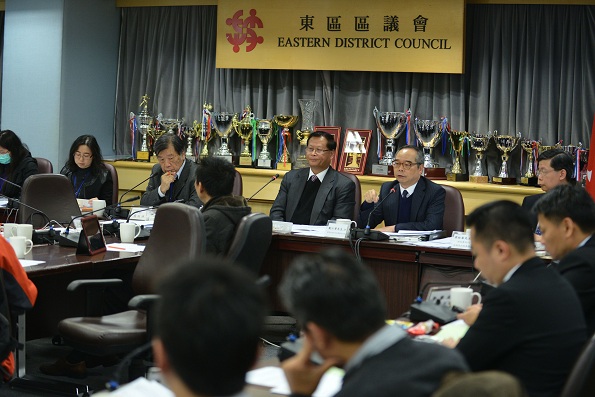 The Acting Secretary for Constitutional and Mainland Affairs, Mr Lau Kong-wah (back row, second right), today (February 5) attends a meeting of the Eastern District Council to brief members on the "Consultation Document on the Method for Selecting the Chief Executive by Universal Suffrage" and to listen to their views.