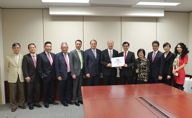 Mr Tam (sixth right) receives submissions on constitutional development from the Chinese Manufacturers'' Association of Hong Kong.