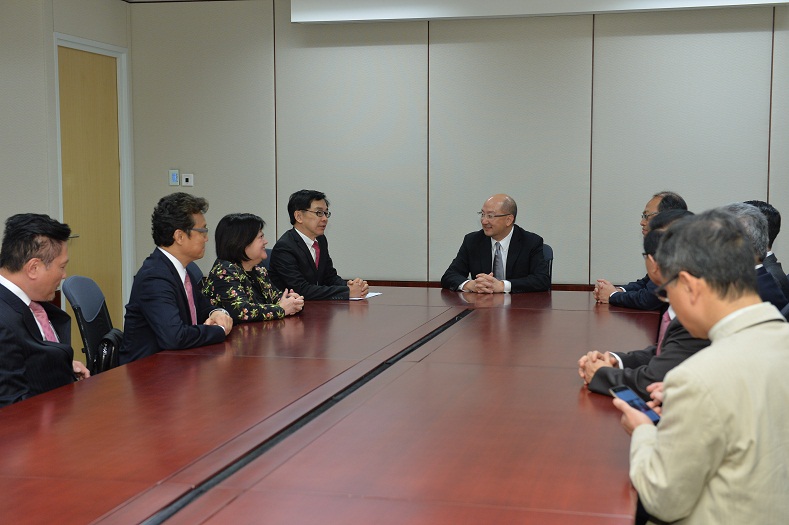 The Secretary for Constitutional and Mainland Affairs, Mr Raymond Tam (fifth left), meets with members of the Chinese Manufacturers'' Association of Hong Kong this afternoon (February 26) to exchange views on the "Consultation Document on the Method for Selecting the Chief Executive by Universal Suffrage".