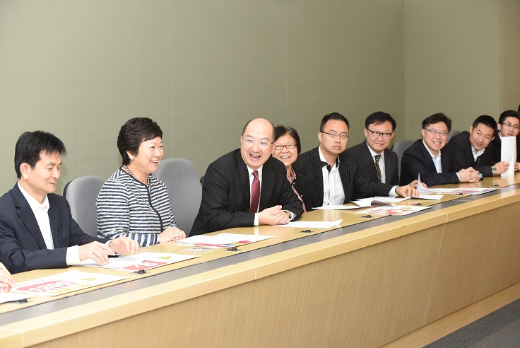 The Secretary for Constitutional and Mainland Affairs, Mr Raymond Tam (third left), meets with members of the Kowloon Federation of Associations this morning (February 27) regarding the "Consultation Document on the Method for Selecting the Chief Executive by Universal Suffrage" and listens to their views.