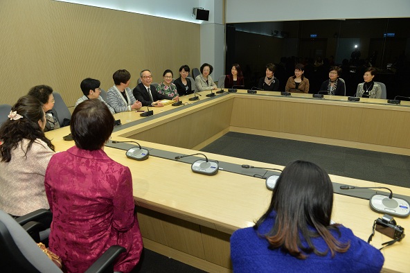 In a meeting with members of the All-China Women''s Federation Hong Kong Delegates Association this afternoon (March 2), the Under Secretary for Constitutional and Mainland Affairs, Mr Lau Kong-wah, listens to the Association''s views on the "Consultation Document on the Method for Selecting the Chief Executive by Universal Suffrage".