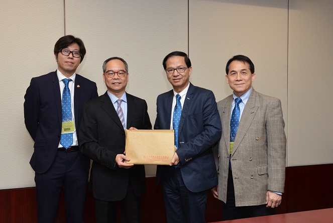 The Acting Secretary for Constitutional and Mainland Affairs, Mr Lau Kong-wah (second left), today (March 4) meets with Dongguan City Association of Enterprises with Foreign Investment representatives regarding the "Consultation Document on the Method for Selecting the Chief Executive by Universal Suffrage" and receives their submissions.