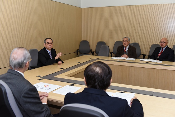 The Acting Secretary for Constitutional and Mainland Affairs, Mr Lau Kong-wah (first left), meets with representatives of the Chinese General Chamber of Commerce this morning (March 4) and listens to their views regarding the "Consultation Document on the Method for Selecting the Chief Executive by Universal Suffrage".