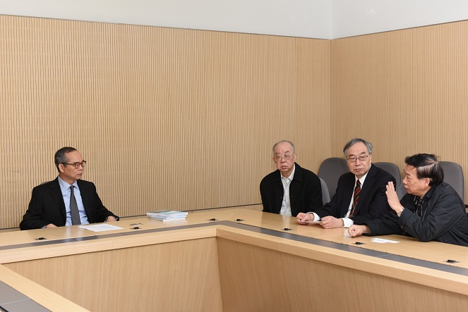 The Acting Secretary for Constitutional and Mainland Affairs, Mr Lau Kong-wah (first left), listens to the views of Shanghai China Alumni HK Associations representatives on the "Consultation Document on the Method for Selecting the Chief Executive by Universal Suffrage" this morning (March 4) and receives their submission.