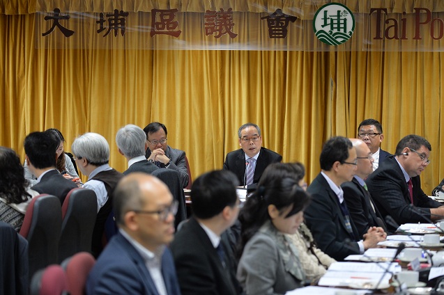 The Acting Secretary for Constitutional and Mainland Affairs, Mr Lau Kong-wah, introduces the "Consultation Document on the Method for Selecting the Chief Executive by Universal Suffrage" at the Tai Po District Council meeting this morning (March 5).