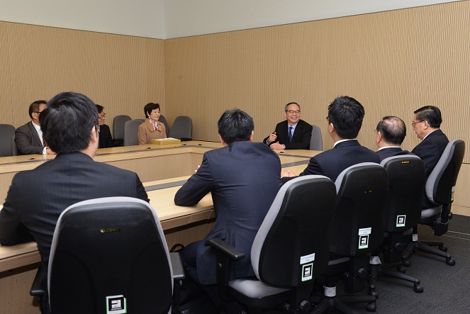 The Acting Secretary for Constitutional and Mainland Affairs, Mr Lau Kong-wah, meets with representatives of the Hong Kong Chinese Importers'' & Exporters'' Association this morning (March 6) and listens to their views on the "Consultation Document on the Method for Selecting the Chief Executive by Universal Suffrage".