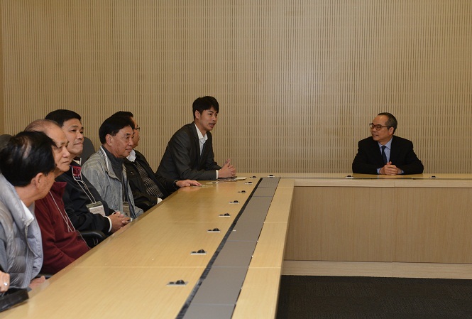 The Acting Secretary for Constitutional and Mainland Affairs, Mr Lau Kong-wah (first right), meets with Legislative Councillor Mr Steven Ho (second right) and representatives of the agriculture and fisheries sector this morning (March 6) and listens to their views regarding the "Consultation Document on the Method for Selecting the Chief Executive by Universal Suffrage".