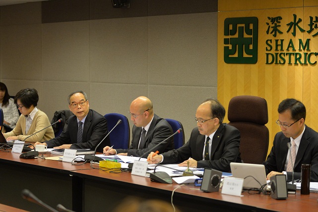 The Under Secretary for Constitutional and Mainland Affairs, Mr Lau Kong-wah (second left), introduces the "Consultation Document on the Method for Selecting the Chief Executive by Universal Suffrage" at the Sham Shui Po District Council meeting this morning (March 10).