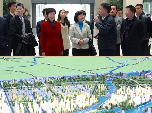 The Chief Secretary for Administration, Mrs Carrie Lam, and a Hong Kong delegation visited Nansha New Area this afternoon (March 11) after the 20th Working Meeting of the Hong Kong/Guangdong Co-operation Joint Conference in Guangzhou. Picture shows Mrs Lam (front, second left) being briefed on the infrastructure of the area.