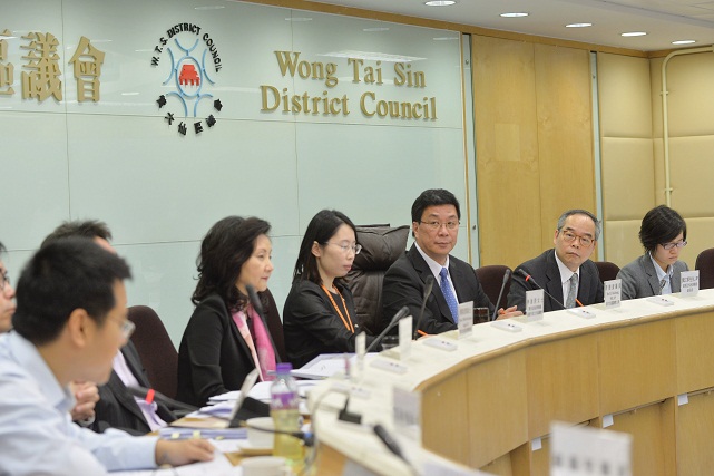The Under Secretary for Constitutional and Mainland Affairs, Mr Lau Kong-wah (second right), introduces the "Consultation Document on the Method for Selecting the Chief Executive by Universal Suffrage" at the Wong Tai Sin District Council meeting this afternoon (March 17) and listens to District Councillors'' views.
