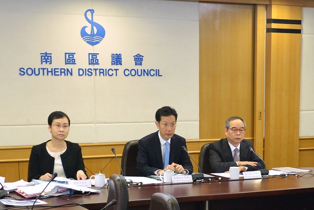 The Under Secretary for Constitutional and Mainland Affairs, Mr Lau Kong-wah (first right), introduces the "Consultation Document on the Method for Selecting the Chief Executive by Universal Suffrage" at the Southern District Council meeting this afternoon (March 19) and listens to District Councillors'' views.