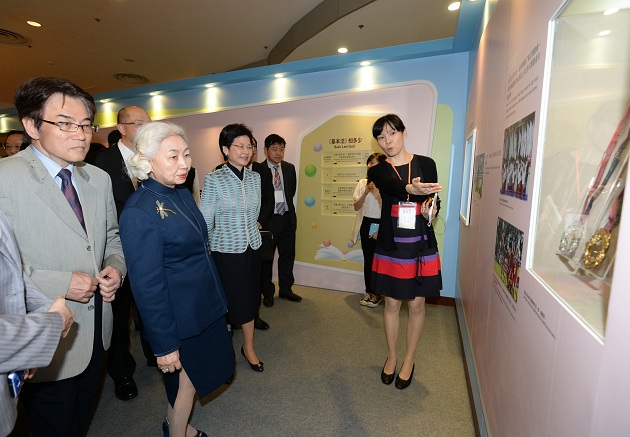 Mrs Lam (third left) tours the exhibition.