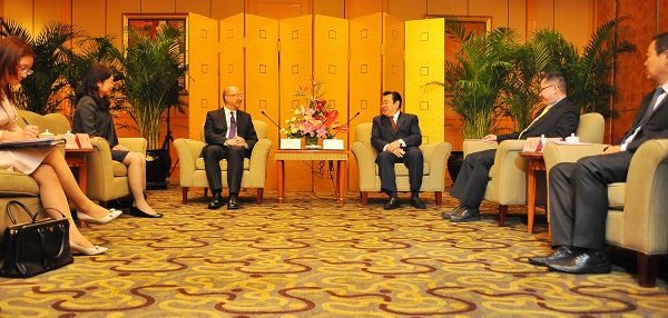 The Secretary for Constitutional and Mainland Affairs, Mr Raymond Tam (third left), meets with the Vice-governor of the Liaoning Provincial Government, Mr Bing Zhigang (third right) in Shenyang today (April 27).