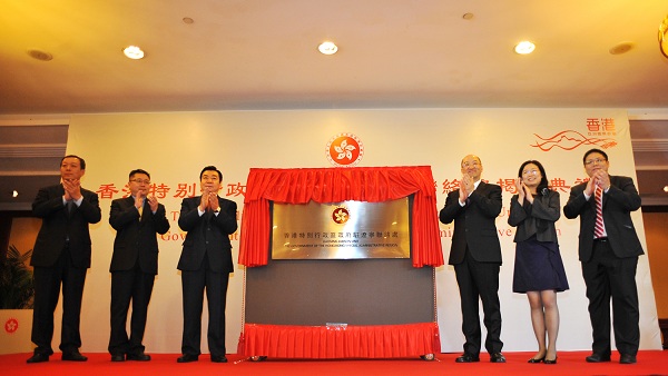 Officiating guests at the unveiling ceremony of the LLU (from left to right): the Vice-mayor of the Shenyang Municipal Government, Mr Yang Yazhou; Deputy Director of the Department of Liaison, Hong Kong and Macao Affairs Office of the State Council of the People''s Republic of China, Mr Liu Wenda; Mr Bing; Mr Tam; Director of the Office of the Government of the HKSAR in Beijing (Beijing Office), Ms Gracie Foo; and Director of LLU, Mr Kilian Tung.