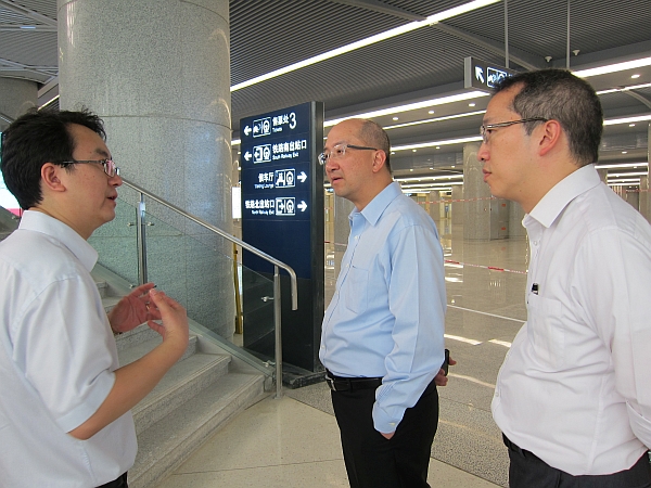The Secretary for Constitutional and Mainland Affairs, Mr Raymond Tam, today (July 23) tours the central business sub-district of the China (Tianjin) Pilot Free Trade Zone (Tianjin FTZ), to get first-hand information on the latest developments of Tianjin and to explore the opportunities for complementary development with the municipality. Photo shows Mr Tam (centre) being briefed on the high-speed train station at the FTZ which will be open soon.