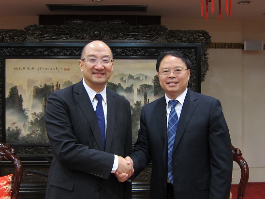 The Secretary for Constitutional and Mainland Affairs, Mr Raymond Tam, called on the Vice Governor of Hunan Province, Mr Zhang Jianfei, today (July 28) to exchange views on issues relating to co-operation and complementary development between Hong Kong and Hunan. Photo shows Mr Tam (left) shaking hands with Mr Zhang.