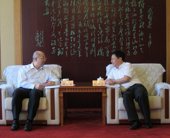 Mr Tam (left) called on the Mayor of the Changsha Municipal Government, Mr Hu Henghua, today (July 28) to discuss matters of co-operation between Hong Kong and the municipality.