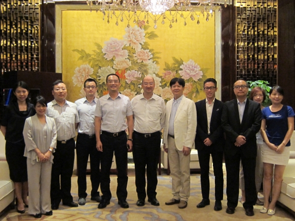 Mr Tam (centre) meets with Hong Kong people working and doing business in Hunan this evening to gain a better understanding of their work and life in the province.