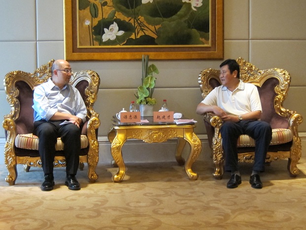 The Secretary for Constitutional and Mainland Affairs, Mr Raymond Tam (left), called on the Vice Governor of Henan Province, Mr Zhao Jiancai, this morning (July 30) to exchange views on co-operation between Hong Kong and Henan. The Vice Mayor of the Zhengzhou Municipal Government, Mr Xue Yunwei, also attended the meeting.