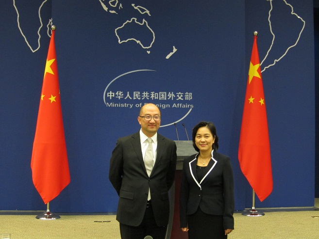 The delegation visited the Department of Information, Ministry of Foreign Affairs (MFA) this afternoon and observed the holding of a regular press conference. Photo shows Mr Tam (left) and the Deputy Director General cum spokesperson of the MFA, Ms Hua Chunying.