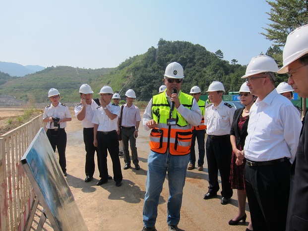 The Secretary for Constitutional and Mainland Affairs, Mr Raymond Tam, visited Guangzhou today (October 23) to learn about the municipality''s latest developments and the different aspects of co-operation between Hong Kong and Guangzhou. Photo shows Mr Tam (second right) visiting the Hong Kong Jockey Club Conghua Training Centre and being briefed on the planning and work progress of the project.
