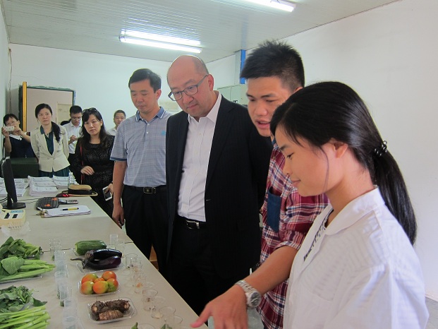 譚志源（右三）視察種植基地的實驗室。
