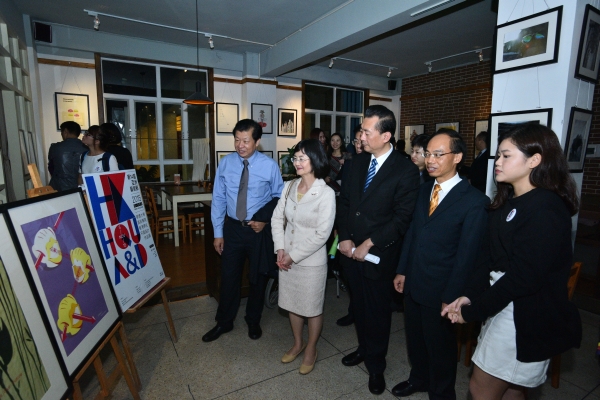 Ms Chang (second left) views the artwork of Hong Kong students studying at Huaqiao University in Fujian. Looking on are Mr Chen (first left); Mr Song Kening (middle) and Mr Tang (second right).