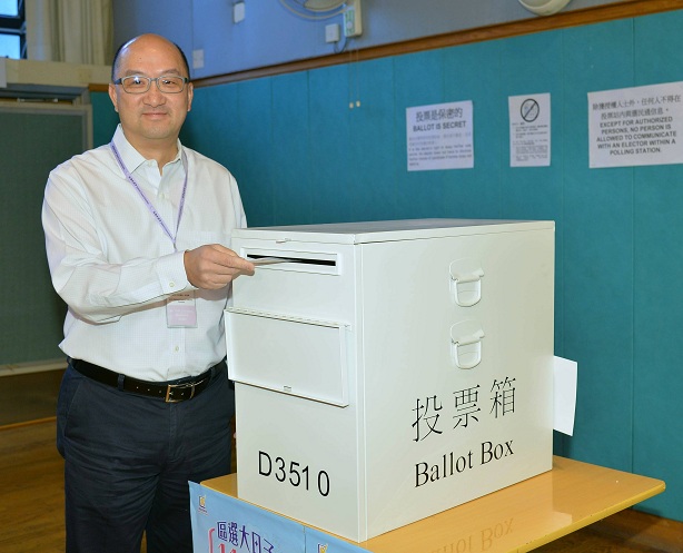 The Secretary for Constitutional and Mainland Affairs, Mr Raymond Tam, casts his vote in the 2015 District Council Ordinary Election today (November 22). Picture shows Mr Tam casting vote at the polling station at Sai Ying Pun Community Complex Community Hall this morning.