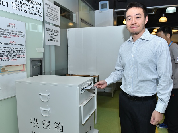The Under Secretary for Constitutional and Mainland Affairs, Mr Ronald Chan, casts his vote in the 2015 District Council Ordinary Election today (November 22). Picture shows Mr Chan casting vote at the polling station at HKYWCA Western District Integrated Social Service Centre this morning.