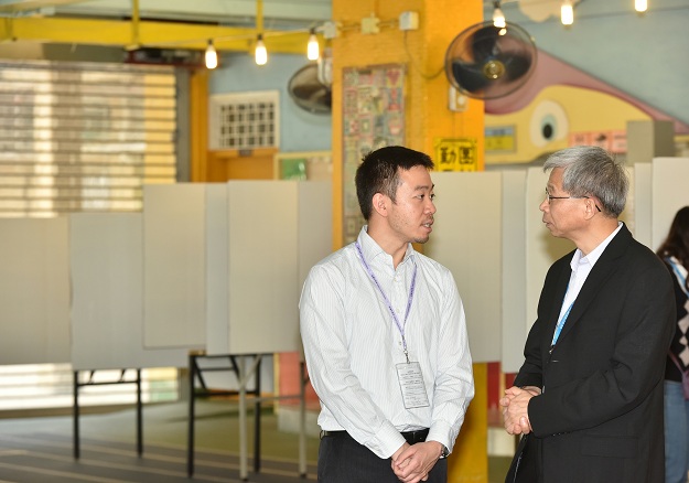 The Under Secretary for Constitutional and Mainland Affairs, Mr Ronald Chan (left), visits the polling station in the Shek Wai Kok Constituency at HKTA YYI Shek Wai Kok Primary School, Tsuen Wan this morning (November 22) to understand the voting arrangements.